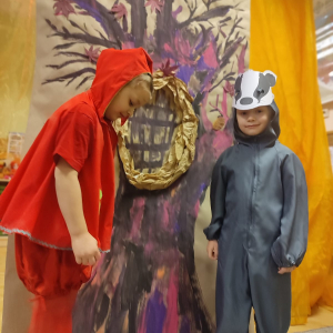 Zabawy teatralno-literackie w grupie V - Żabek.