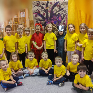 Zabawy teatralno-literackie w grupie V - Żabek.