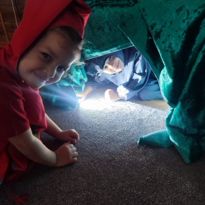 Zabawy teatralno-literackie w grupie V - Żabek.