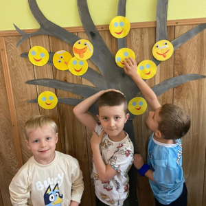 Światowy Dzień Życzliwości i Pozdrowień w grupie „Kropeczek” i „Dinusiów”.