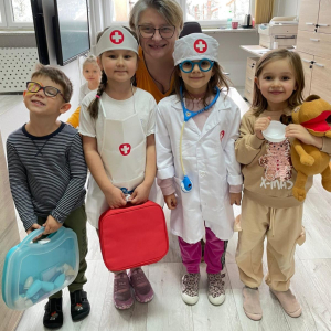 Światowy Dzień Życzliwości i Pozdrowień w grupie „Kropeczek” i „Dinusiów”.