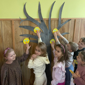 Światowy Dzień Życzliwości i Pozdrowień w grupie „Kropeczek” i „Dinusiów”.