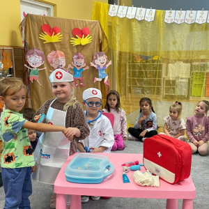 Światowy Dzień Życzliwości i Pozdrowień w grupie „Kropeczek” i „Dinusiów”.