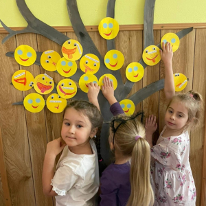 Światowy Dzień Życzliwości i Pozdrowień w grupie „Kropeczek” i „Dinusiów”.