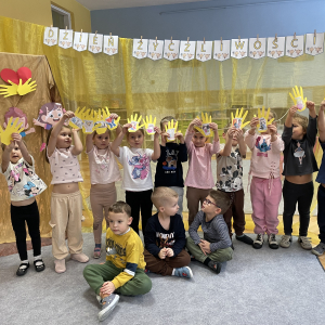 Światowy Dzień Życzliwości i Pozdrowień w grupie „Kropeczek” i „Dinusiów”.