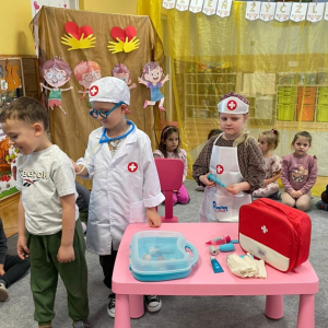 Światowy Dzień Życzliwości i Pozdrowień w grupie „Kropeczek” i „Dinusiów”.