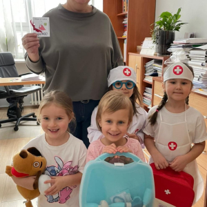 Światowy Dzień Życzliwości i Pozdrowień w grupie „Kropeczek” i „Dinusiów”.