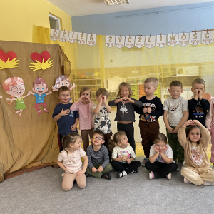Światowy Dzień Życzliwości i Pozdrowień w grupie „Kropeczek” i „Dinusiów”.