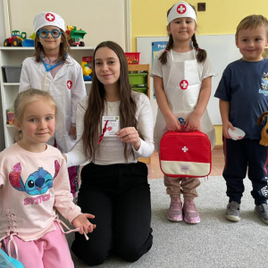 Światowy Dzień Życzliwości i Pozdrowień w grupie „Kropeczek” i „Dinusiów”.