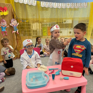 Światowy Dzień Życzliwości i Pozdrowień w grupie „Kropeczek” i „Dinusiów”.