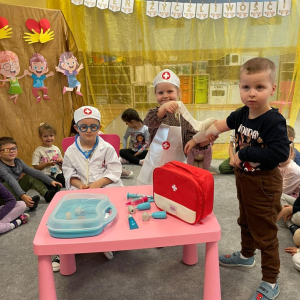 Światowy Dzień Życzliwości i Pozdrowień w grupie „Kropeczek” i „Dinusiów”.