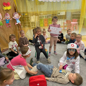 Światowy Dzień Życzliwości i Pozdrowień w grupie „Kropeczek” i „Dinusiów”.