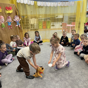 Światowy Dzień Życzliwości i Pozdrowień w grupie „Kropeczek” i „Dinusiów”.