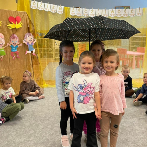 Światowy Dzień Życzliwości i Pozdrowień w grupie „Kropeczek” i „Dinusiów”.