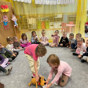 Światowy Dzień Życzliwości i Pozdrowień w grupie „Kropeczek” i „Dinusiów”.