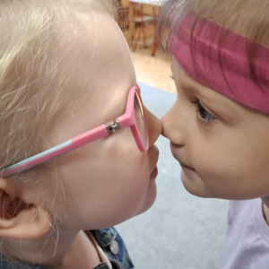 Dzień życzliwości i pozdrowień w grupie "Stokrotki".