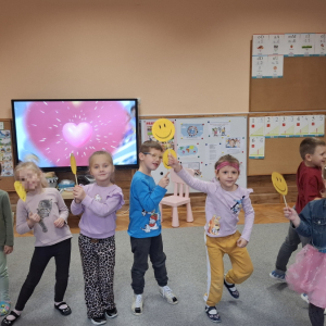 Wesoła zabawa z emotkami.