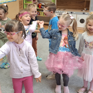 Dzień życzliwości i pozdrowień w grupie "Stokrotki".