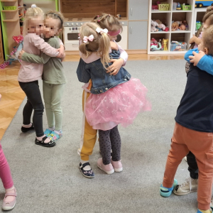 Dzień życzliwości i pozdrowień w grupie "Stokrotki".