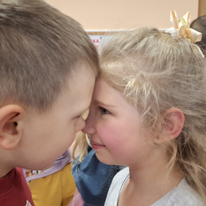 Dzień życzliwości i pozdrowień w grupie "Stokrotki".