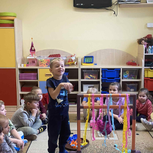 Dzień życzliwości w grupie "Wiewiórek" i "Biedronek".