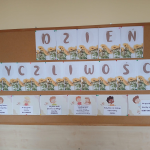 Dzień życzliwości w grupie "Wiewiórek" i "Biedronek".