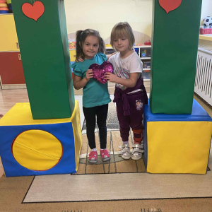 Dzień życzliwości w grupie "Wiewiórek" i "Biedronek".