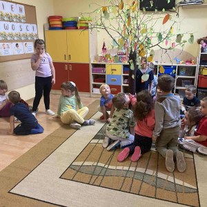 Dzień życzliwości w grupie "Wiewiórek" i "Biedronek".