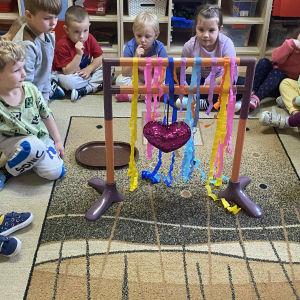 Dzień życzliwości w grupie "Wiewiórek" i "Biedronek".