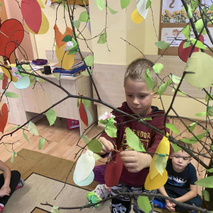 Dzień życzliwości w grupie "Wiewiórek" i "Biedronek".