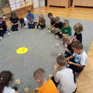 ,,Słoneczko- nawlekanie makaronu na sznurek 