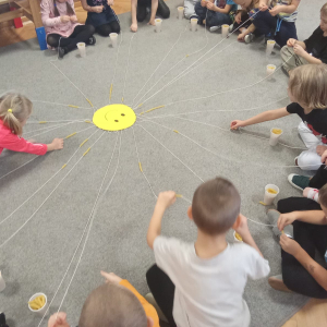 ,,Słoneczko- nawlekanie makaronu na sznurek 