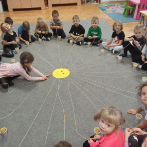 ,,Słoneczko- nawlekanie makaronu na sznurek 