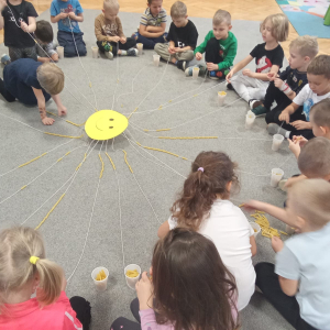 ,,Słoneczko- nawlekanie makaronu na sznurek 