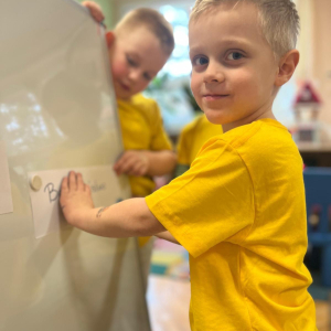 Dzień życzliwości w grupie "Żabek" i "Jeżyków".