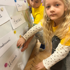 Dzień życzliwości w grupie "Żabek" i "Jezyków".