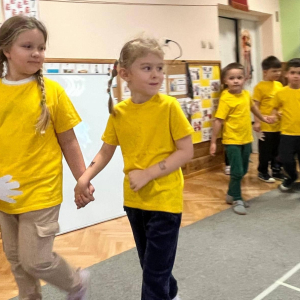 Dzień życzliwości w grupie "Żabek" i "Jezyków".