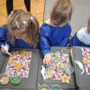 ”Kropeczki” i ”Stokrotki” dekorują pierniczki..