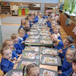 ”Kropeczki” i ”Stokrotki” dekorują pierniczki..