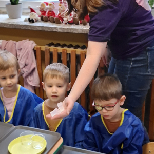 Mikołajkowe warsztaty ”Kropeczek” i ”Stokrotek”.