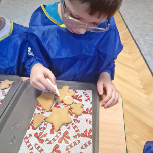 ”Kropeczki” i ”Stokrotki” dekorują pierniczki..