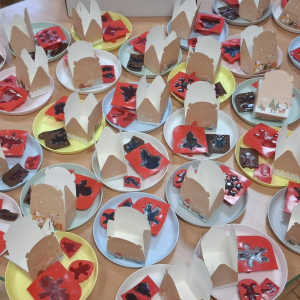 ”Kropeczki” i ”Stokrotki” robią mydełka.