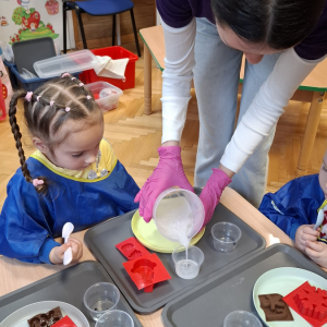 ”Kropeczki” i ”Stokrotki” robią mydełka.