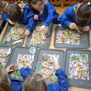 ”Kropeczki” i ”Stokrotki” dekorują pierniczki..