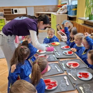 ”Kropeczki” i ”Stokrotki” robią mydełka.