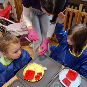 ”Kropeczki” i ”Stokrotki” robią mydełka.