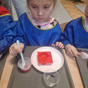 ”Kropeczki” i ”Stokrotki” robią mydełka.