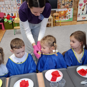 ”Kropeczki” i ”Stokrotki” robią mydełka.