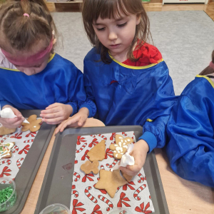 ”Kropeczki” i ”Stokrotki” dekorują pierniczki..