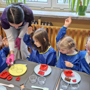 ”Kropeczki” i ”Stokrotki” robią mydełka.